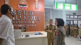 TINJAU : Kapolres Gumas AKBP Arum Sari Puspita Dewi, S.H, S.I.K, M.A, bersama Bupati Jaya Samaya Monong, S.E, M.Si, dan kepala perangkat daerah, ketika meninjau rumah oksigen, Senin, 31 Agustus 2026.
