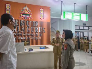 TINJAU : Kapolres Gumas AKBP Arum Sari Puspita Dewi, S.H, S.I.K, M.A, bersama Bupati Jaya Samaya Monong, S.E, M.Si, dan kepala perangkat daerah, ketika meninjau rumah oksigen, Senin, 31 Agustus 2026.