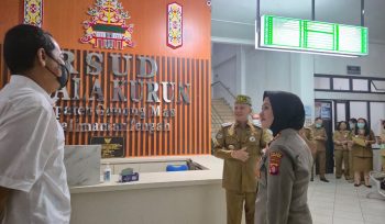 TINJAU : Kapolres Gumas AKBP Arum Sari Puspita Dewi, S.H, S.I.K, M.A, bersama Bupati Jaya Samaya Monong, S.E, M.Si, dan kepala perangkat daerah, ketika meninjau rumah oksigen, Senin, 31 Agustus 2026.
