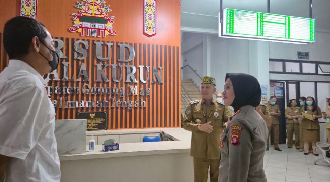 TINJAU : Kapolres Gumas AKBP Arum Sari Puspita Dewi, S.H, S.I.K, M.A, bersama Bupati Jaya Samaya Monong, S.E, M.Si, dan kepala perangkat daerah, ketika meninjau rumah oksigen, Senin, 31 Agustus 2026.