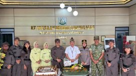 BERI KEJUTAN : Kapolres Gumas AKBP Arum Sari Puspita Dewi, S.H, S.I.K, M.A bersama Bupati Jaya Samaya Monong, S.E, M.Si, dan Dandim 1018/Gumas Letkol Arm Danang Wahyu Utomo, S.Sos, M.H.I, memberikan kejutan ucapan HUT Kejaksaan ke-81 kepada jajaran Kejari Gumas, Rabu, 2 September 2026.