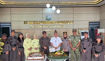 BERI KEJUTAN : Kapolres Gumas AKBP Arum Sari Puspita Dewi, S.H, S.I.K, M.A bersama Bupati Jaya Samaya Monong, S.E, M.Si, dan Dandim 1018/Gumas Letkol Arm Danang Wahyu Utomo, S.Sos, M.H.I, memberikan kejutan ucapan HUT Kejaksaan ke-81 kepada jajaran Kejari Gumas, Rabu, 2 September 2026.