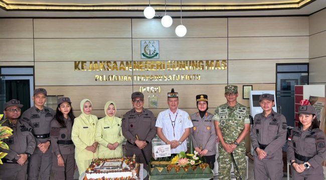 BERI KEJUTAN : Kapolres Gumas AKBP Arum Sari Puspita Dewi, S.H, S.I.K, M.A bersama Bupati Jaya Samaya Monong, S.E, M.Si, dan Dandim 1018/Gumas Letkol Arm Danang Wahyu Utomo, S.Sos, M.H.I, memberikan kejutan ucapan HUT Kejaksaan ke-81 kepada jajaran Kejari Gumas, Rabu, 2 September 2026.