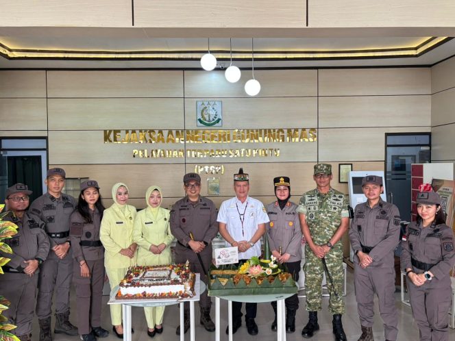 
					BERI KEJUTAN : Kapolres Gumas AKBP Arum Sari Puspita Dewi, S.H, S.I.K, M.A bersama Bupati Jaya Samaya Monong, S.E, M.Si, dan Dandim 1018/Gumas Letkol Arm Danang Wahyu Utomo, S.Sos, M.H.I, memberikan kejutan ucapan HUT Kejaksaan ke-81 kepada jajaran Kejari Gumas, Rabu, 2 September 2026.
