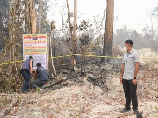 POLICE LINE : Kasat Reskrim Polres Gumas AKP Agung Gunawan Putra, S.T.K, S.I.K, M.H, CPHR, CBA, bersama personel, ketika memasang police line di lokasi dugaan pembakaran lahan, di pinggir Jalan Lintas Kurun-Tewang Pajangan, kawasan Jembatan Nango, Desa Tewang Pajangan, Kecamatan Kurun, Rabu, 2 September 2026.