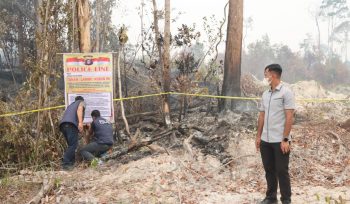 POLICE LINE : Kasat Reskrim Polres Gumas AKP Agung Gunawan Putra, S.T.K, S.I.K, M.H, CPHR, CBA, bersama personel, ketika memasang police line di lokasi dugaan pembakaran lahan, di pinggir Jalan Lintas Kurun-Tewang Pajangan, kawasan Jembatan Nango, Desa Tewang Pajangan, Kecamatan Kurun, Rabu, 2 September 2026.