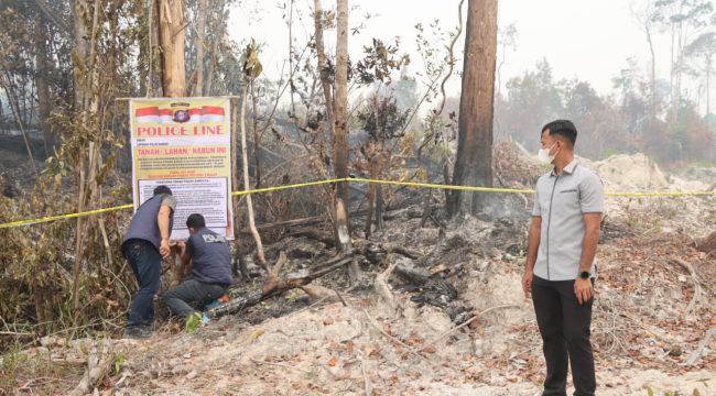 POLICE LINE : Kasat Reskrim Polres Gumas AKP Agung Gunawan Putra, S.T.K, S.I.K, M.H, CPHR, CBA, bersama personel, ketika memasang police line di lokasi dugaan pembakaran lahan, di pinggir Jalan Lintas Kurun-Tewang Pajangan, kawasan Jembatan Nango, Desa Tewang Pajangan, Kecamatan Kurun, Rabu, 2 September 2026.