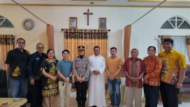 BERSAMA : Kapolres Gumas AKBP Arum Sari Puspita Dewi, S.H, S.I.K, M.A, didampingi Kasat Intelkam Polres Gumas AKP R. Rachmad Abd R, S.H, berfoto bersama dengan Pastor Lucius Sari Urand, SVD, Pastor Stefanus Aldi, SVD, dan Dewan Paroki Gereja Katolik Santo Arnoldus Janssen, Kamis, 3 September 2026.