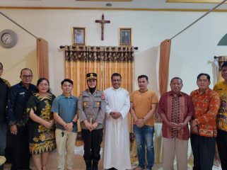 BERSAMA : Kapolres Gumas AKBP Arum Sari Puspita Dewi, S.H, S.I.K, M.A, didampingi Kasat Intelkam Polres Gumas AKP R. Rachmad Abd R, S.H, berfoto bersama dengan Pastor Lucius Sari Urand, SVD, Pastor Stefanus Aldi, SVD, dan Dewan Paroki Gereja Katolik Santo Arnoldus Janssen, Kamis, 3 September 2026.