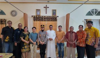 BERSAMA : Kapolres Gumas AKBP Arum Sari Puspita Dewi, S.H, S.I.K, M.A, didampingi Kasat Intelkam Polres Gumas AKP R. Rachmad Abd R, S.H, berfoto bersama dengan Pastor Lucius Sari Urand, SVD, Pastor Stefanus Aldi, SVD, dan Dewan Paroki Gereja Katolik Santo Arnoldus Janssen, Kamis, 3 September 2026.