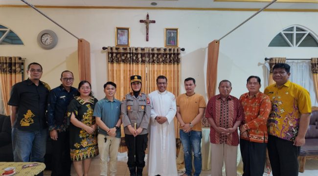 BERSAMA : Kapolres Gumas AKBP Arum Sari Puspita Dewi, S.H, S.I.K, M.A, didampingi Kasat Intelkam Polres Gumas AKP R. Rachmad Abd R, S.H, berfoto bersama dengan Pastor Lucius Sari Urand, SVD, Pastor Stefanus Aldi, SVD, dan Dewan Paroki Gereja Katolik Santo Arnoldus Janssen, Kamis, 3 September 2026.