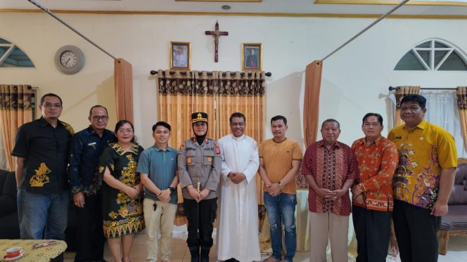 
					BERSAMA : Kapolres Gumas AKBP Arum Sari Puspita Dewi, S.H, S.I.K, M.A, didampingi Kasat Intelkam Polres Gumas AKP R. Rachmad Abd R, S.H, berfoto bersama dengan Pastor Lucius Sari Urand, SVD, Pastor Stefanus Aldi, SVD, dan Dewan Paroki Gereja Katolik Santo Arnoldus Janssen, Kamis, 3 September 2026.