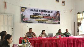 BERI SAMBUTAN : Kapolsek Rungan Ipda M Helmi Hakim, S.H (ujung kiri) bersama Plt. Camat Rungan Estorina, dan Tim Penyuluh Mabes TNI Kapten Arm Tarsono, ketika menyampaikan sambutan pada kegiatan rakor dan sosialisasi penanganan karhutla di Kecamatan Rungan Tahun 2026, di aula Kantor Camat Rungan, Kelurahan Jakatan Raya, Jumat, 4 September 2026.