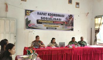 BERI SAMBUTAN : Kapolsek Rungan Ipda M Helmi Hakim, S.H (ujung kiri) bersama Plt. Camat Rungan Estorina, dan Tim Penyuluh Mabes TNI Kapten Arm Tarsono, ketika menyampaikan sambutan pada kegiatan rakor dan sosialisasi penanganan karhutla di Kecamatan Rungan Tahun 2026, di aula Kantor Camat Rungan, Kelurahan Jakatan Raya, Jumat, 4 September 2026.