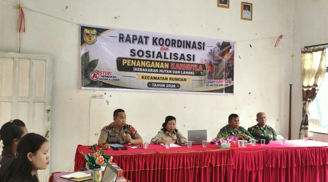 BERI SAMBUTAN : Kapolsek Rungan Ipda M Helmi Hakim, S.H (ujung kiri) bersama Plt. Camat Rungan Estorina, dan Tim Penyuluh Mabes TNI Kapten Arm Tarsono, ketika menyampaikan sambutan pada kegiatan rakor dan sosialisasi penanganan karhutla di Kecamatan Rungan Tahun 2026, di aula Kantor Camat Rungan, Kelurahan Jakatan Raya, Jumat, 4 September 2026.