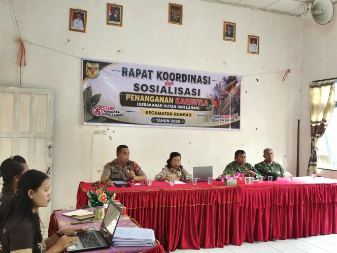 
					BERI SAMBUTAN : Kapolsek Rungan Ipda M Helmi Hakim, S.H (ujung kiri) bersama Plt. Camat Rungan Estorina, dan Tim Penyuluh Mabes TNI Kapten Arm Tarsono, ketika menyampaikan sambutan pada kegiatan rakor dan sosialisasi penanganan karhutla di Kecamatan Rungan Tahun 2026, di aula Kantor Camat Rungan, Kelurahan Jakatan Raya, Jumat, 4 September 2026.