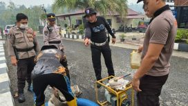 MENGECEK : Suasana pengecekan personel dan peralatan Karhutla milik Polres Gumas, Sabtu, 5 September 2026.
