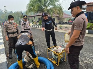 MENGECEK : Suasana pengecekan personel dan peralatan Karhutla milik Polres Gumas, Sabtu, 5 September 2026.