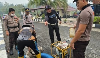 MENGECEK : Suasana pengecekan personel dan peralatan Karhutla milik Polres Gumas, Sabtu, 5 September 2026.