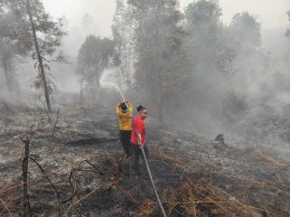 PADAMKAN : Personel gabungan ketika berupaya memadamkan api di kawasan Jalan Piere Tendean III, Kecamatan Kurun, Senin, 7 September 2026.