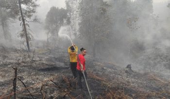 PADAMKAN : Personel gabungan ketika berupaya memadamkan api di kawasan Jalan Piere Tendean III, Kecamatan Kurun, Senin, 7 September 2026.