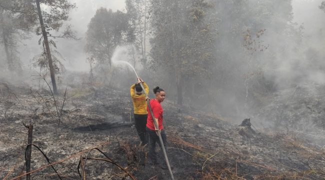PADAMKAN : Personel gabungan ketika berupaya memadamkan api di kawasan Jalan Piere Tendean III, Kecamatan Kurun, Senin, 7 September 2026.
