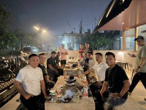 NGOPI BARENG : Personel Satlantas Polres Gumas melakukan ngopi bareng bersama PWI Gumas, Senin, 7 September 2026 malam.
