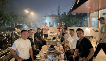 NGOPI BARENG : Personel Satlantas Polres Gumas melakukan ngopi bareng bersama PWI Gumas, Senin, 7 September 2026 malam.