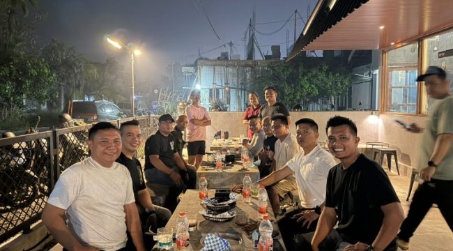 NGOPI BARENG : Personel Satlantas Polres Gumas melakukan ngopi bareng bersama PWI Gumas, Senin, 7 September 2026 malam.