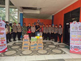 SERAHKAN : Kapolres Gumas AKBP Arum Sari Puspita Dewi, S.H., S.I.K, M.A, bersama seluruh personel Polwan Polres, ketika menyerahkan bantuan sosial dan oksigen kepada personel satgas penanganan karhutla, Kamis, 10 September 2026. 