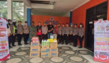 SERAHKAN : Kapolres Gumas AKBP Arum Sari Puspita Dewi, S.H., S.I.K, M.A, bersama seluruh personel Polwan Polres, ketika menyerahkan bantuan sosial dan oksigen kepada personel satgas penanganan karhutla, Kamis, 10 September 2026. 