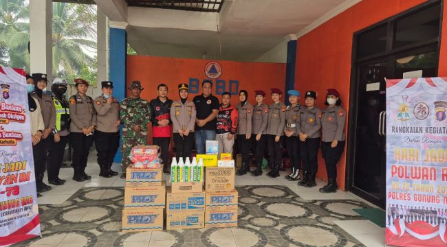 SERAHKAN : Kapolres Gumas AKBP Arum Sari Puspita Dewi, S.H., S.I.K, M.A, bersama seluruh personel Polwan Polres, ketika menyerahkan bantuan sosial dan oksigen kepada personel satgas penanganan karhutla, Kamis, 10 September 2026. 