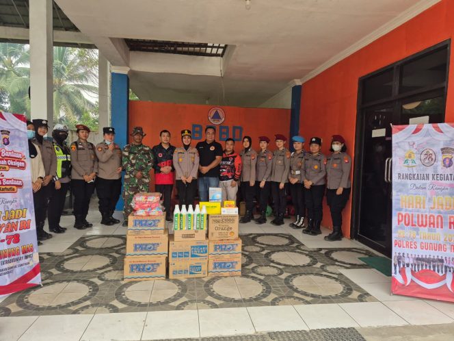 
					SERAHKAN : Kapolres Gumas AKBP Arum Sari Puspita Dewi, S.H., S.I.K, M.A, bersama seluruh personel Polwan Polres, ketika menyerahkan bantuan sosial dan oksigen kepada personel satgas penanganan karhutla, Kamis, 10 September 2026. 