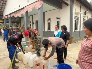 Polsek Tewah Bersama TNI dan Pemerintah Kecamatan Salurkan Air Bersih untuk Warga Desa Sarerangan