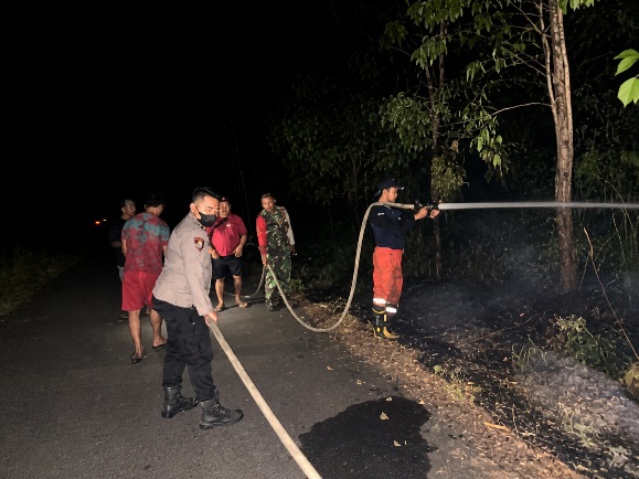 PADAMKAN : Regu piket Polsek Rungan bersama personel Koramil dan Damkar Rungan, ketika memadamkan karhutla di Desa Linau, Kecamatan Rungan, Minggu, 20 September 2026.