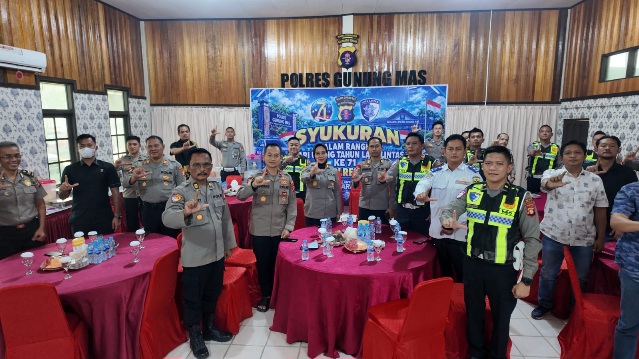 FOTO BERSAMA : Kapolres Gumas AKBP Arum Sari Puspita Dewi, S.H, S.I.K, M.A ketika berfoto bersama dengan pejabat utama polres, pada kegiatan syukuran Hari Lalu Lintas Bhayangkara ke-71 Tahun 2026 di Aula Bhayangkari Polres Gumas, Selasa, 22 September 2026.