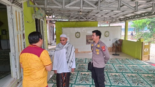 Bhabinkamtibmas Sampaikan Imbauan Larangan Bakar Lahan Melalui Imam Masjid Saat Salat Jumat