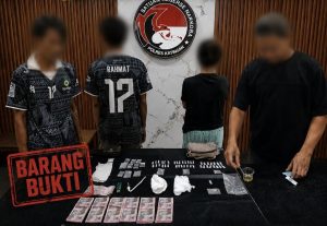 FOTO : Pelaku masing-masing berinisial NI (32) dan SN (27) dan barang bukti saat diamankan pihak polisi.