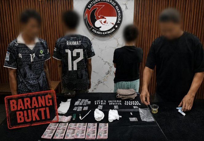 
					FOTO : Pelaku masing-masing berinisial NI (32) dan SN (27) dan barang bukti saat diamankan pihak polisi.