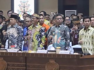 FOTO : Wabup Katingan dan jajaran saat mengikuti Rapat Evaluasi Pencegahan dan Penanganan Karhutla Tingkat Provinsi Kalteng.