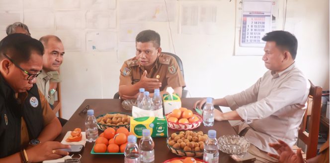 
					FOTO : Wabup Firdaus dan jajaran saat kunjungan kerja ke PT Intaran Permai di Kecamatan Pulau Malan. (dok.Portalkatingan)