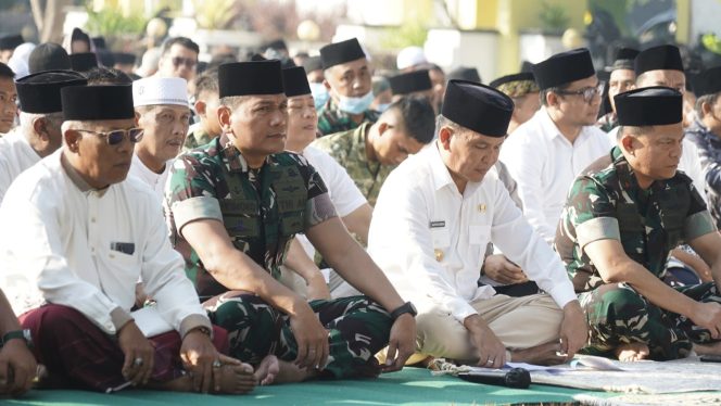 
					FOTO : Gubernur Kalteng bersama dan masyarakat di Kabupaten Kotawaringin Barat saat melaksanakan Salat Istisqa dan doa bersama. (Foto Diskominfo Prov. Kalteng)