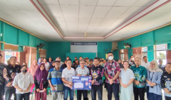 FOTO : Wakil Bupati Katingan Firdaus bersama pemerintah desa dan pihak terkait saat penyerahan buku tabungan bagi penerima bantuan di Balai Desa Telangkah, Kecamatan Katingan Hilir.