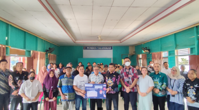 FOTO : Wakil Bupati Katingan Firdaus bersama pemerintah desa dan pihak terkait saat penyerahan buku tabungan bagi penerima bantuan di Balai Desa Telangkah, Kecamatan Katingan Hilir.
