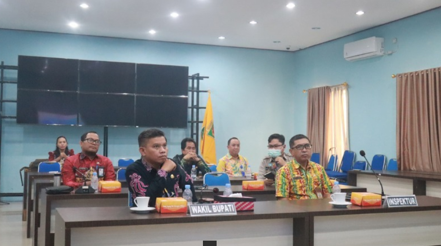 FOTO : Wabup Firdaus bersama jajaran saat mengikuti Rakorbas secara daring, di aula Media Center Diskominfostandi Katingan.
