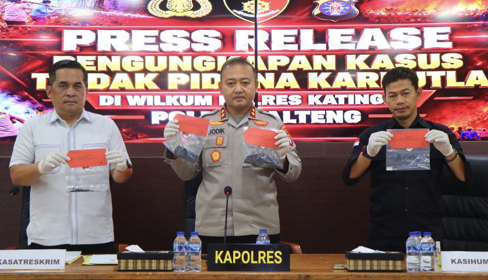 FOTO : Kapolres AKBP Dodik Hartono, dan jajaran saat memimpin kegiatan press release di Aula Bhayangkara Polres setempat.
