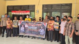 BERSAMA : Kapolsek Kurun Ipda Dhafi Kurnia Yudistira, S,Tr.K, didampingi Kasat Binmas Polres Gumas AKP Edy Sudarmanto, dan personel BKO Pasis SIP Setukpa Satgas Edukasi Polres Gumas, berfoto bersama dengan masyarakat, usai kegiatan sosialisasi pencegahan dan penanganan karhutla, di Aula Kantor Kelurahan Kuala Kurun, Kecamatan Kurun, Kamis, 3 September 2026.