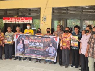 BERSAMA : Kapolsek Kurun Ipda Dhafi Kurnia Yudistira, S,Tr.K, didampingi Kasat Binmas Polres Gumas AKP Edy Sudarmanto, dan personel BKO Pasis SIP Setukpa Satgas Edukasi Polres Gumas, berfoto bersama dengan masyarakat, usai kegiatan sosialisasi pencegahan dan penanganan karhutla, di Aula Kantor Kelurahan Kuala Kurun, Kecamatan Kurun, Kamis, 3 September 2026.