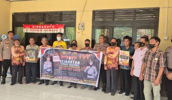 BERSAMA : Kapolsek Kurun Ipda Dhafi Kurnia Yudistira, S,Tr.K, didampingi Kasat Binmas Polres Gumas AKP Edy Sudarmanto, dan personel BKO Pasis SIP Setukpa Satgas Edukasi Polres Gumas, berfoto bersama dengan masyarakat, usai kegiatan sosialisasi pencegahan dan penanganan karhutla, di Aula Kantor Kelurahan Kuala Kurun, Kecamatan Kurun, Kamis, 3 September 2026.