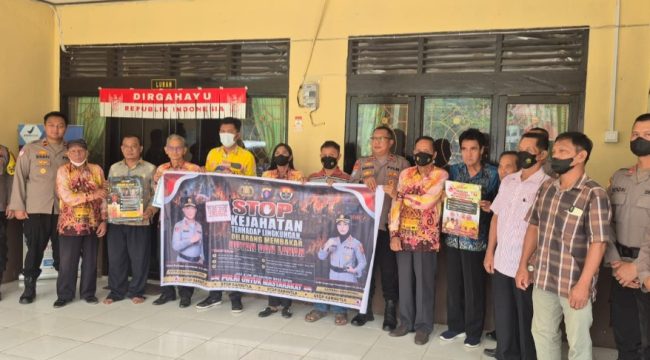 BERSAMA : Kapolsek Kurun Ipda Dhafi Kurnia Yudistira, S,Tr.K, didampingi Kasat Binmas Polres Gumas AKP Edy Sudarmanto, dan personel BKO Pasis SIP Setukpa Satgas Edukasi Polres Gumas, berfoto bersama dengan masyarakat, usai kegiatan sosialisasi pencegahan dan penanganan karhutla, di Aula Kantor Kelurahan Kuala Kurun, Kecamatan Kurun, Kamis, 3 September 2026.